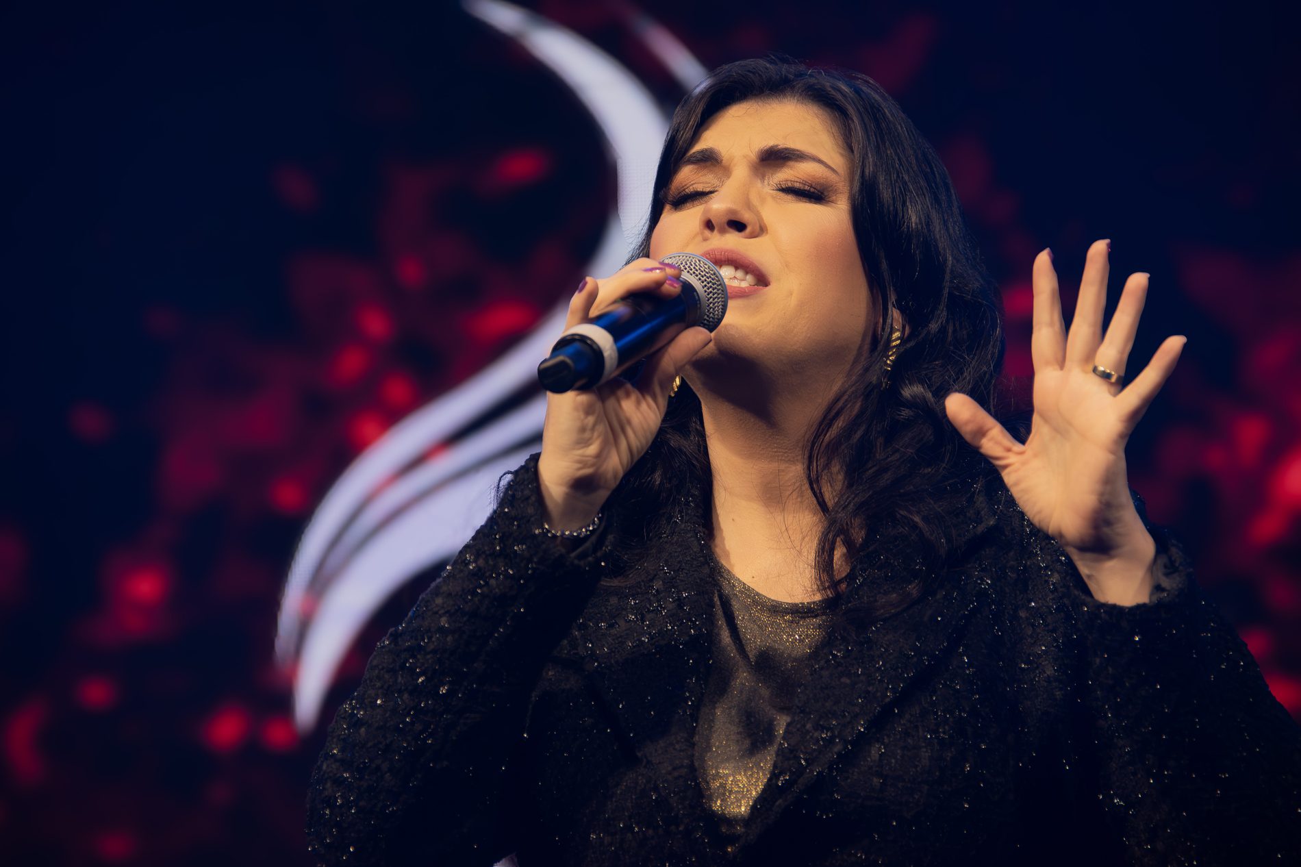 Fátima Souza no palco, momento de louvor
