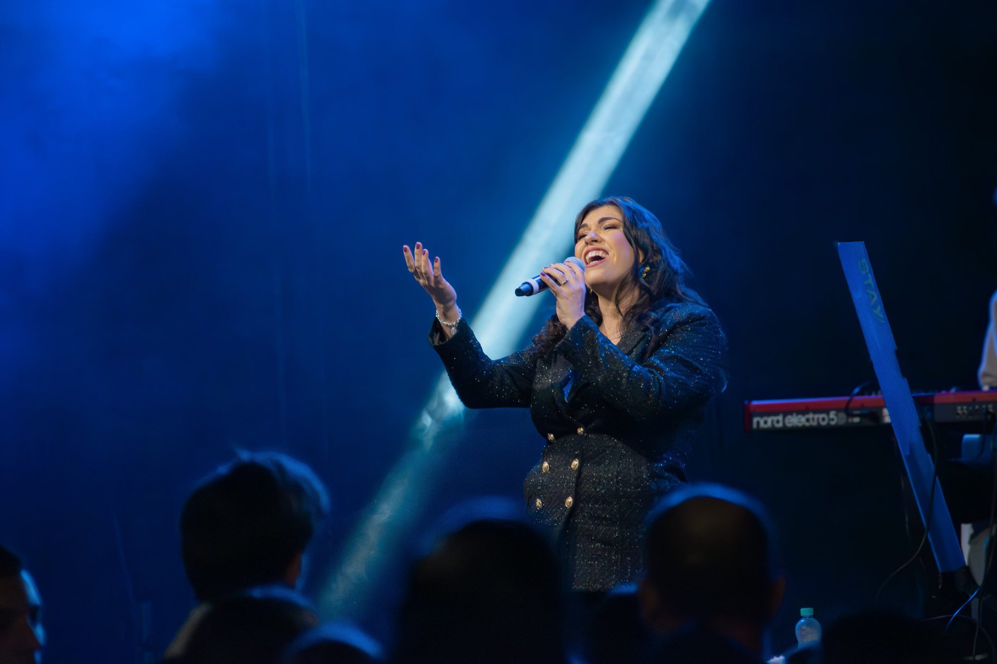 Fátima Souza cantando em show ao vivo